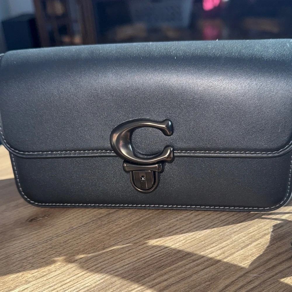 Authentic Coach Black leather shoulder bag BNWT suede interior with key to lock. - Picture 4 of 16